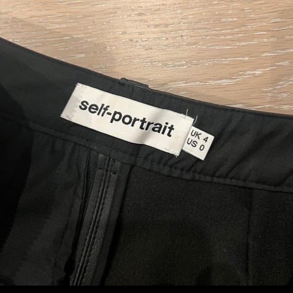 Self portrait short size 0 Like New. - Picture 3 of 3